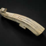 A MOTTLED GREYISH-GREEN AND OPAUQE BUFF JADE GARMENT HOOK - Foto 1