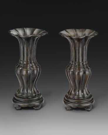 A PAIR OF BRONZE LOBED VASES ON INTEGRAL STANDS - photo 2