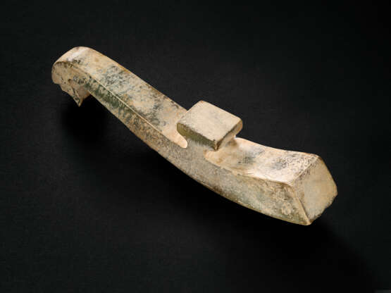 A MOTTLED GREYISH-GREEN AND OPAUQE BUFF JADE GARMENT HOOK - Foto 2