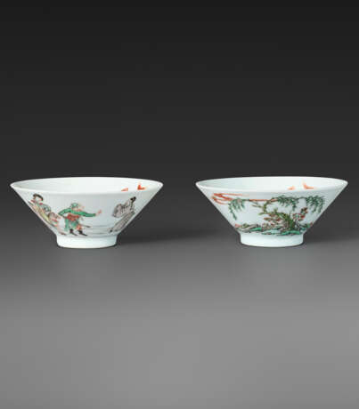 A PAIR OF FAMILLE VERTE CONICAL CUPS - photo 1