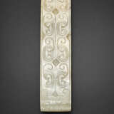 A PALE GREENISH-WHITE AND BEIGE JADE SCABBARD SLIDE - Foto 2