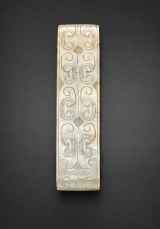 A PALE GREENISH-WHITE AND BEIGE JADE SCABBARD SLIDE - Foto 3