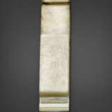 A PALE GREENISH-WHITE AND BEIGE JADE SCABBARD SLIDE - Foto 4
