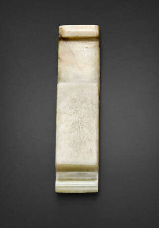 A PALE GREENISH-WHITE AND BEIGE JADE SCABBARD SLIDE - Foto 4