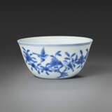 A BLUE AND WHITE `BIRD AND FLOWER` `LAN&#199;A CHARACTERS` BOWL - Foto 1
