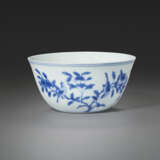 A BLUE AND WHITE `BIRD AND FLOWER` `LAN&#199;A CHARACTERS` BOWL - Foto 2