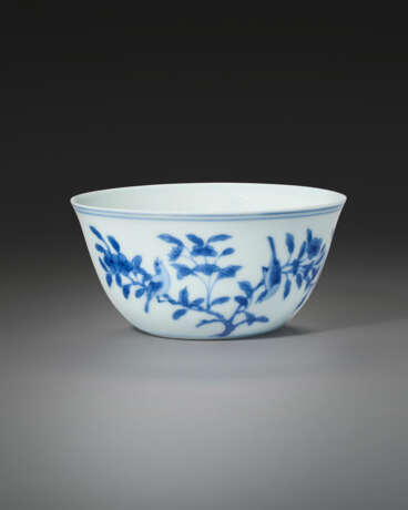 A BLUE AND WHITE `BIRD AND FLOWER` `LAN&#199;A CHARACTERS` BOWL - Foto 2