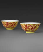 Qianlong period. A RARE PAIR OF IRON-RED-DECORATED YELLOW-GROUND &#39;DRAGON&#39; BOWLS