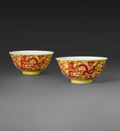 A RARE PAIR OF IRON-RED-DECORATED YELLOW-GROUND `DRAGON` BOWLS - Foto 1