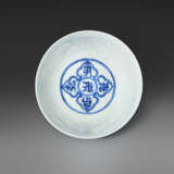 A BLUE AND WHITE `BIRD AND FLOWER` `LAN&#199;A CHARACTERS` BOWL - Foto 3