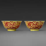 A RARE PAIR OF IRON-RED-DECORATED YELLOW-GROUND `DRAGON` BOWLS - Foto 2