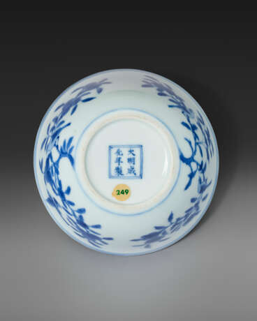 A BLUE AND WHITE `BIRD AND FLOWER` `LAN&#199;A CHARACTERS` BOWL - Foto 4