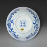 A BLUE AND WHITE `BIRD AND FLOWER` `LAN&#199;A CHARACTERS` BOWL - Foto 4