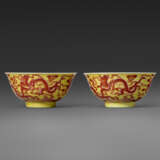 A RARE PAIR OF IRON-RED-DECORATED YELLOW-GROUND `DRAGON` BOWLS - Foto 3