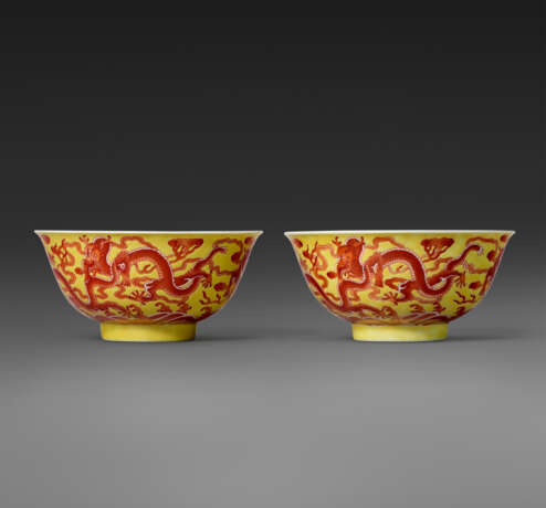 A RARE PAIR OF IRON-RED-DECORATED YELLOW-GROUND `DRAGON` BOWLS - Foto 3