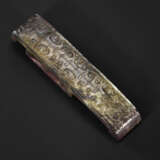 A MOTTLED BLACK AND BROWN JADE SCABBARD SLIDE - Foto 1