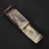 A MOTTLED BLACK AND BROWN JADE SCABBARD SLIDE - Foto 2