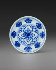 A BLUE AND WHITE &#39;CRANES AND TRIGRAMS&#39; SHALLOW DISH