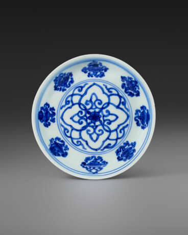 A BLUE AND WHITE `CRANES AND TRIGRAMS` SHALLOW DISH - photo 1
