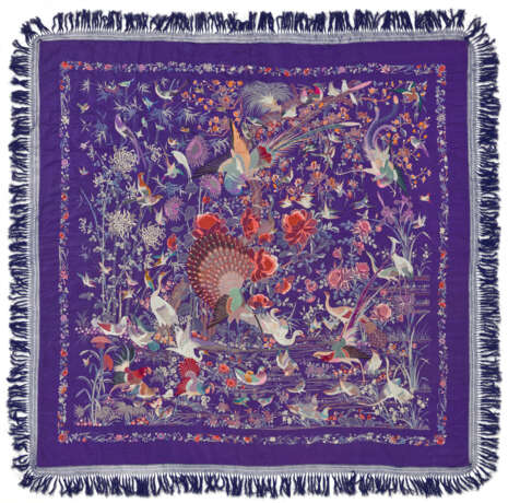 A LARGE EMBROIDERED PURPLE-GROUND `BIRD AND FLOWER` BED COVER - Foto 1