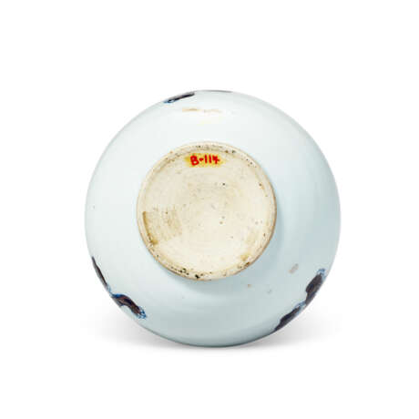 A COPPER-RED AND UNDERGLAZE BLUE-DECORATED `MYTHICAL BEAST` BOTTLE VASE - фото 4