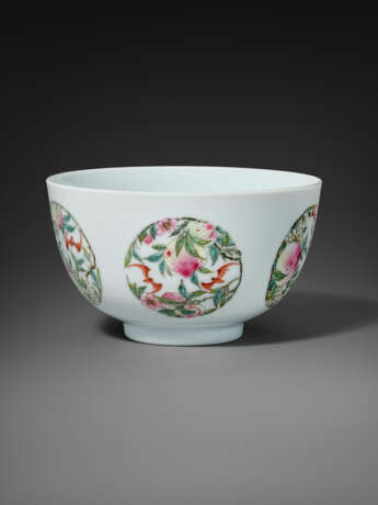 A VERY RARE AND SUPERB FAMILLE ROSE `BATS AND PEACHES` BOWL - Foto 1