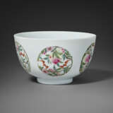 A VERY RARE AND SUPERB FAMILLE ROSE `BATS AND PEACHES` BOWL - Foto 1