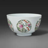 A VERY RARE AND SUPERB FAMILLE ROSE `BATS AND PEACHES` BOWL - Foto 2