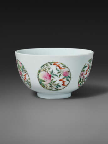 A VERY RARE AND SUPERB FAMILLE ROSE `BATS AND PEACHES` BOWL - Foto 2