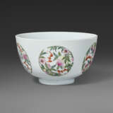 A VERY RARE AND SUPERB FAMILLE ROSE `BATS AND PEACHES` BOWL - Foto 3