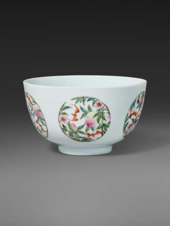 A VERY RARE AND SUPERB FAMILLE ROSE `BATS AND PEACHES` BOWL - Foto 3