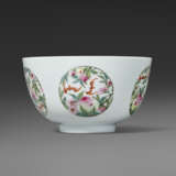 A VERY RARE AND SUPERB FAMILLE ROSE `BATS AND PEACHES` BOWL - Foto 4