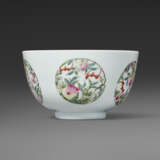 A VERY RARE AND SUPERB FAMILLE ROSE `BATS AND PEACHES` BOWL - Foto 5