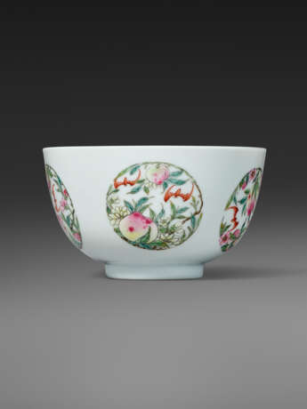 A VERY RARE AND SUPERB FAMILLE ROSE `BATS AND PEACHES` BOWL - Foto 5