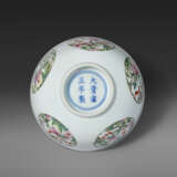 A VERY RARE AND SUPERB FAMILLE ROSE `BATS AND PEACHES` BOWL - Foto 6