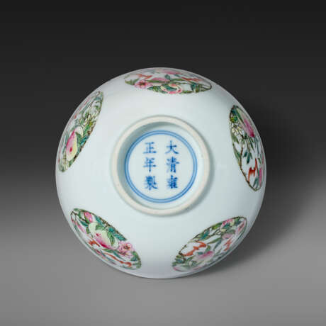 A VERY RARE AND SUPERB FAMILLE ROSE `BATS AND PEACHES` BOWL - Foto 6