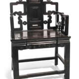 Stuhl aus Hartholz mit beschnitzten Lehnen - Foto 1
