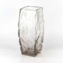 Grand vase en cristal lourd avec des iris luxueux. 