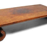 Niedriger, kleiner Tisch aus Hartholz mit Volutenfüssen und sparsamen Silbereinlagen - фото 1
