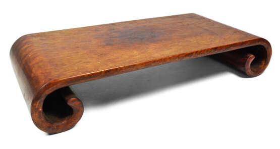 Niedriger, kleiner Tisch aus Hartholz mit Volutenfüssen und sparsamen Silbereinlagen - Foto 1