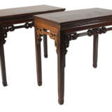 Zwei Tische aus Hartholz, die Zargen mit beschnitztem Fledermausdekor - Foto 1