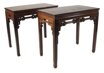 Zwei Tische aus Hartholz, die Zargen mit beschnitztem Fledermausdekor