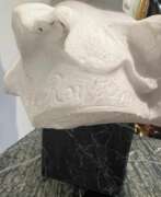 Produktkatalog. Late 19th-Century Carrara Marble Bust of a Young Girl