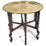 Faltbares Tischgestell aus Holz mit grosser gravierter Drachen-Messingplatte - photo 1