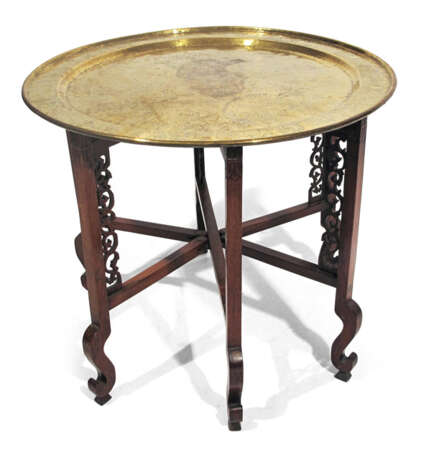 Faltbares Tischgestell aus Holz mit grosser gravierter Drachen-Messingplatte - photo 1