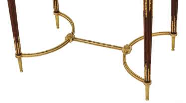 Une magnifique table de dame &agrave; decor de bronze dore et panneaux de porcelaine dans le go&ucirc;t d`Adam Weisweiler. France. XIXe si&egrave;cle 