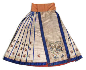 Langer Seidenrock mit feiner Stickerei einer Gartenszene und Schmetterlingen