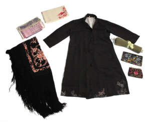 Konvolut Textilien, meist mit Stickerei: zwei Taschen, Mantel, Fransendecke u.a.