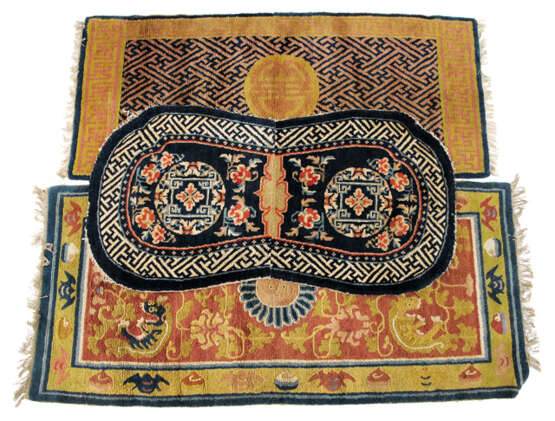 Drei Teppiche aus Wolle, u.a. mit Drachendekor und Shou-Zeichen - Foto 1