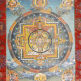 Thangka mit Darstellung des Mandala von Vairocana in Brokatmontierung - photo 1